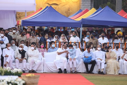 शाहरुख, सचिन समेत कई हस्तियां लता जी के अंतिम संस्कार में हुईं थीं शामिल।