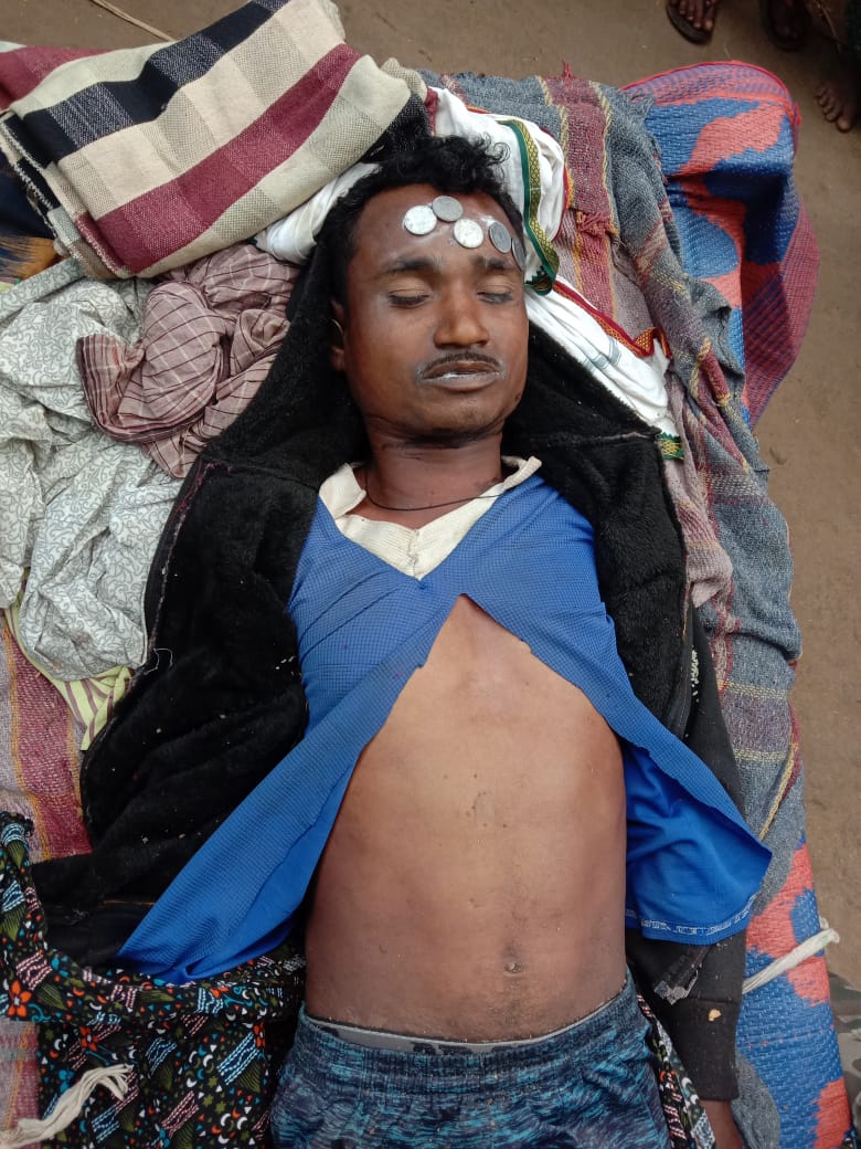 हत्या के बाद शव गांव में फेंक दिया।