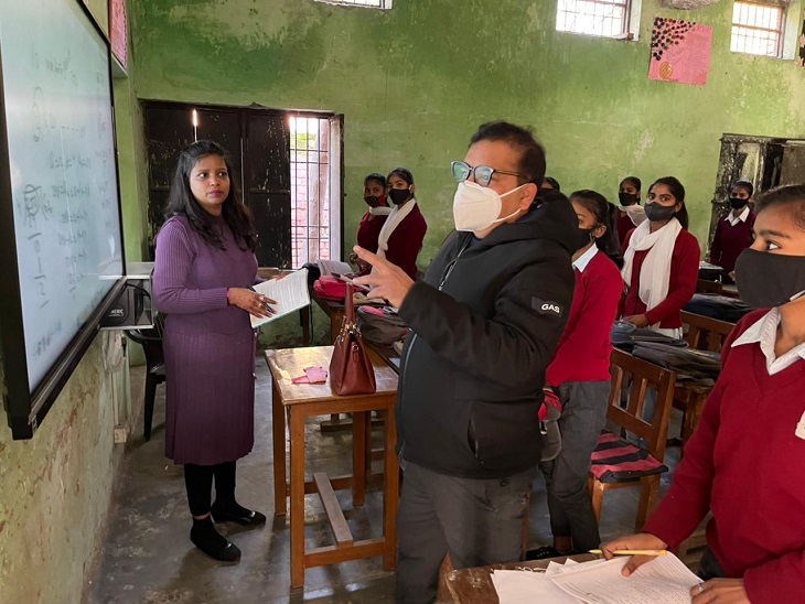 स्मार्ट क्लास का निरीक्षण कर जानकारी लेते डीसी सुशील सारवान।