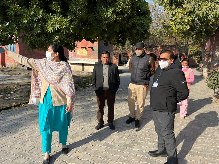 स्कूल परिसर का निरीक्षण कर जानकारी लेते डीसी सुशील सारवान।