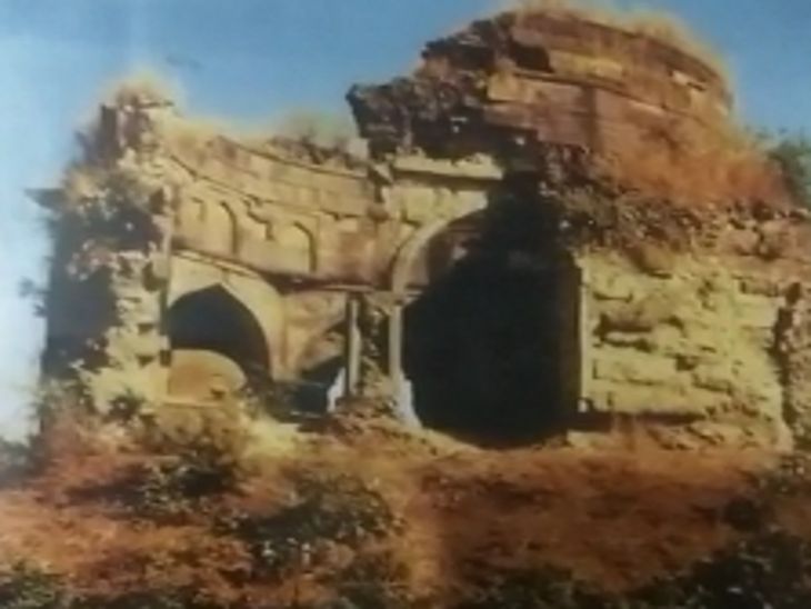 अकबर ने रानी और बाजबहादुर का मकबरा बनवाया।