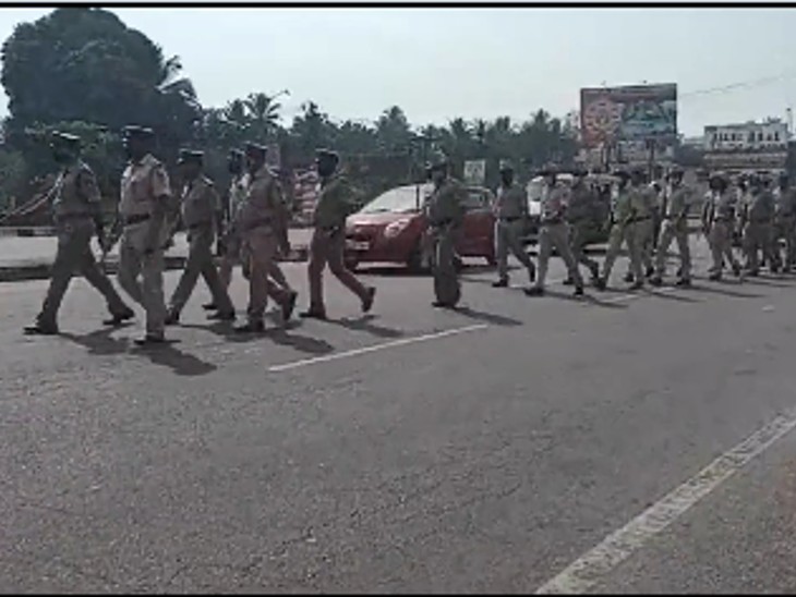 हिजाब विवाद के कारण शहर में भारी मात्रा में पुलिस बल की तैनाती की गई है। -फोटो ANI
