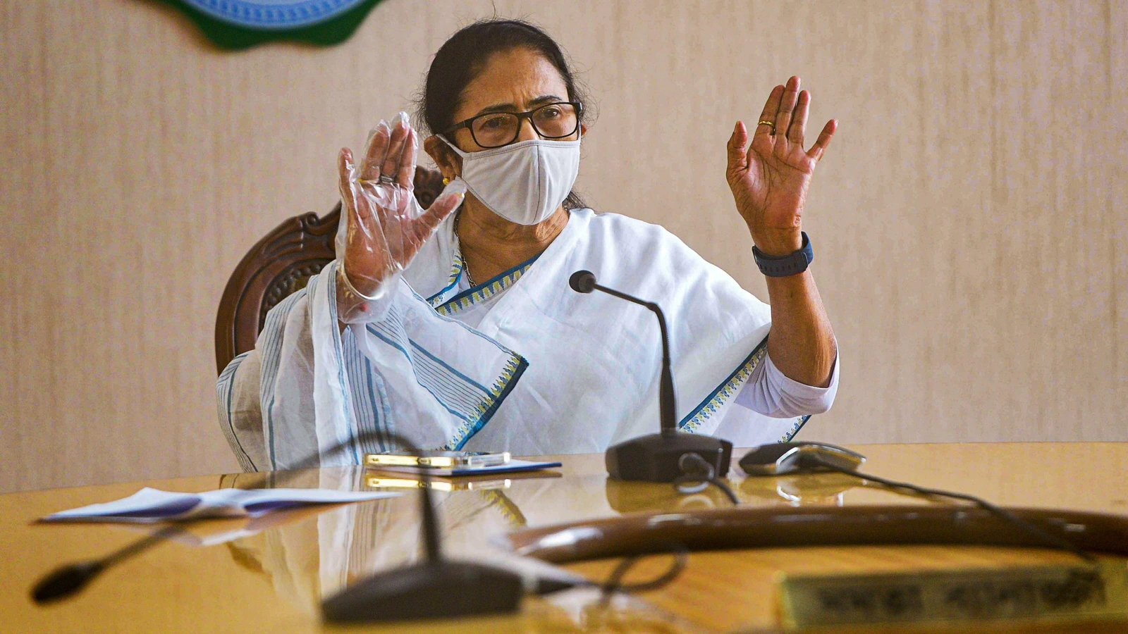 ममता बनर्जी ने तृणमूल कांग्रेस के सीनियर नेताओं की बैठक बुलाई है।