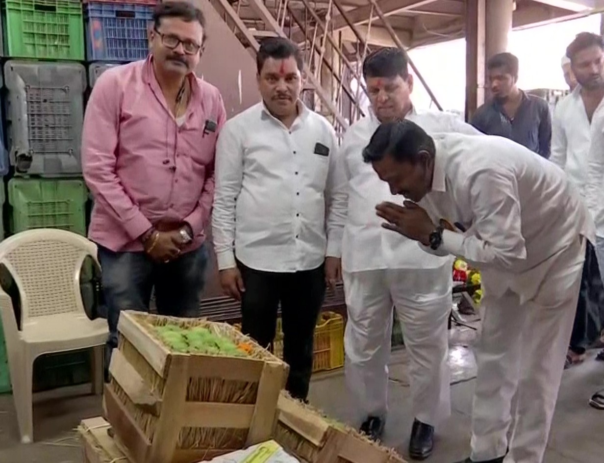 प्रार्थना करते व्यापारी