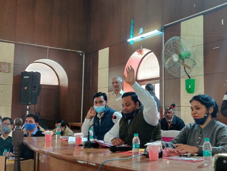 बोर्ड की बैठक में सभापति ।