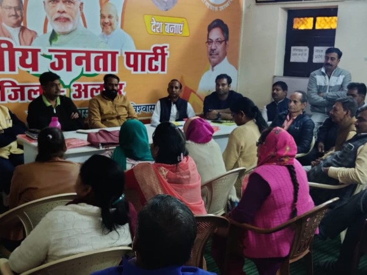 इधर, भाजपा के पार्षदों ने पार्टी कार्यालय पर बैठक की।