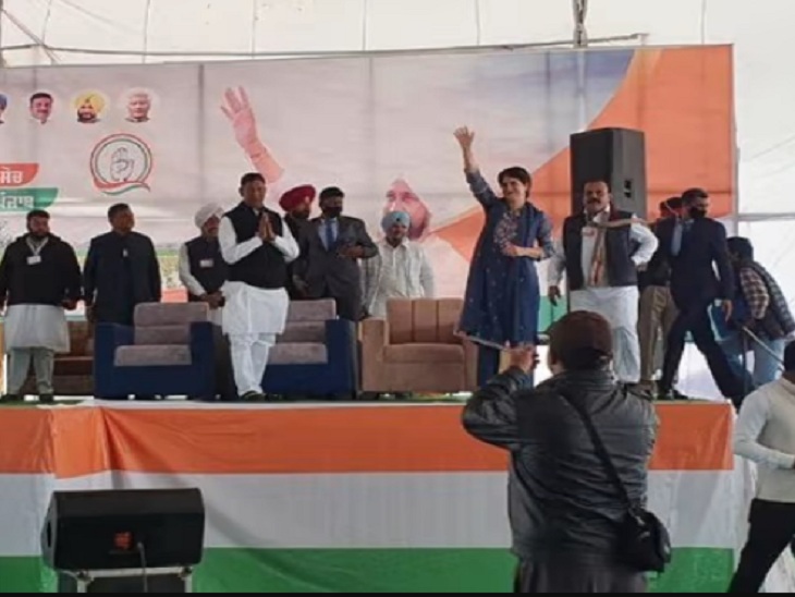 कोटकपूरा में रैली मंच पर प्रियंका गांधी।