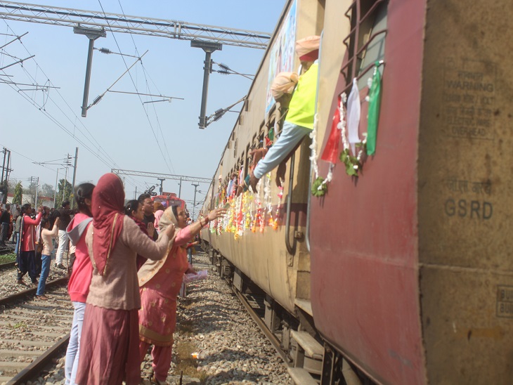 गुरु रविदास धाम जा रहे श्रद्धालुओं को वहां चढ़ानें के लिए अपनी भेंटें देते हुए