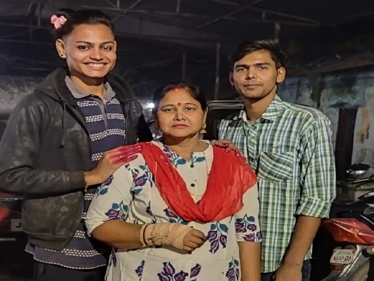 अपने माता पिता एवं बड़े भाई के साथ बेली डांसर मानव।