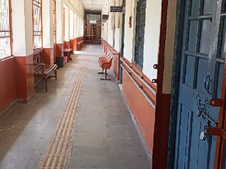 रायगढ़ में अफसरों की हड़ताल के चलते कलेक्ट्रेट के कार्यालयों में लटके ताले।