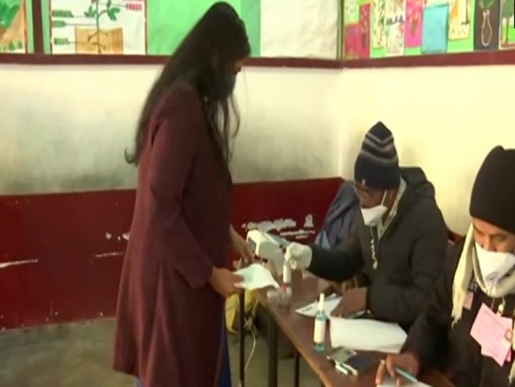 मतदान केंद्र पर वोट डालने की प्रक्रिया पूरी करतीं राज्य की मुख्य निर्वाचन अधिकारी सौजन्या।