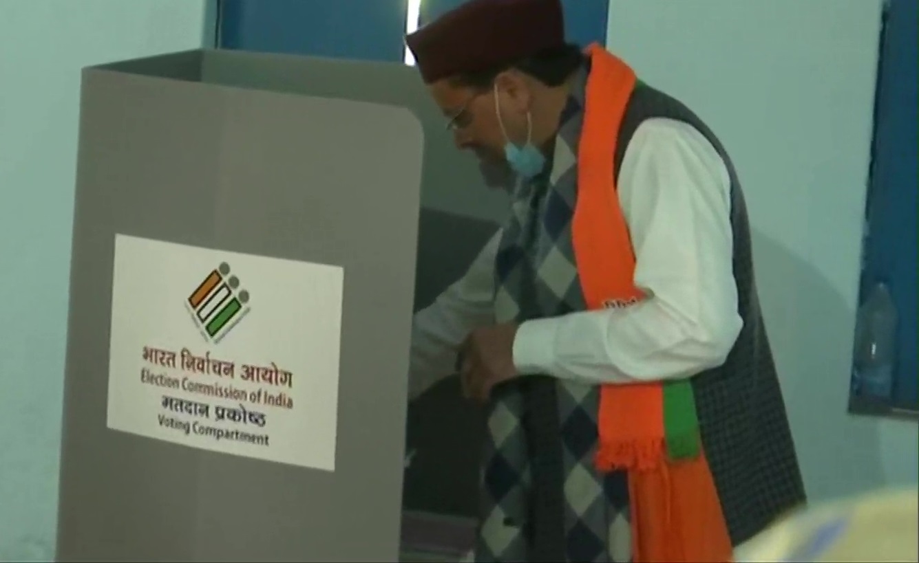 मुख्यमंत्री पुष्कर सिंह धामी ने मतदान केंद्र पर अपने नाम के आगे बटन दबाकर वोट डाला।