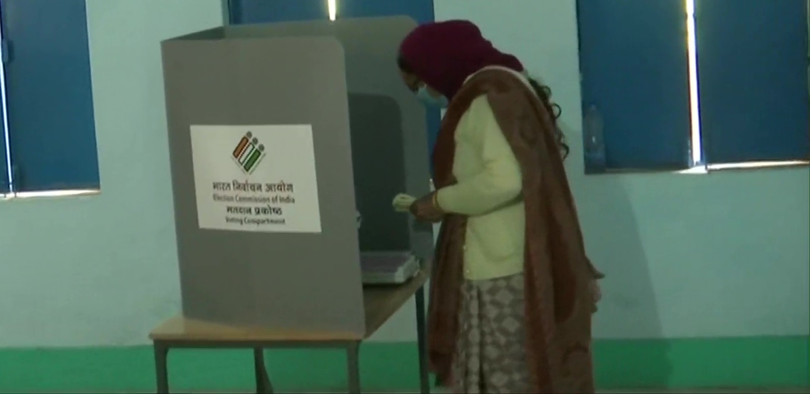मतदान केंद्र पर वोट डालतीं सीएम पुष्कर धामी की मां।