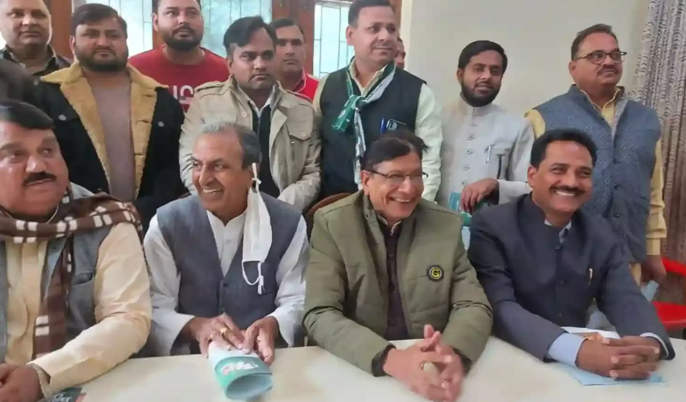 21 दिसंबर 2021 में राष्ट्रीय लोकदल के प्रदेश अध्यक्ष और पूर्व शिक्षा मंत्री मसूद अहमद ने जयंत चौधरी की तुलना पूर्व प्रधानमंत्री मनमोहन सिंह और सुब्रमण्यम स्वामी से की थी। पार्टी के संकल्प पत्र की घोषणा करते हुए डॉ. मसूद ने कहा, "जयंत चौधरी देश के बड़े अर्थशास्त्रियों में से एक है।"