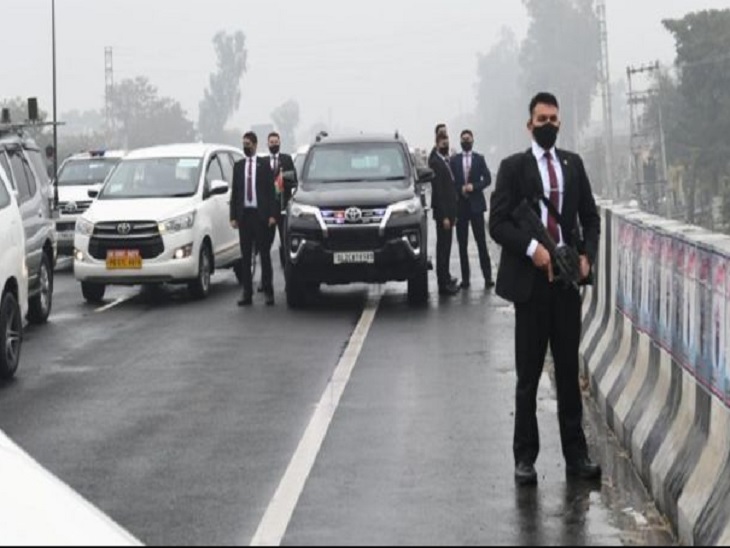 5 जनवरी को PM का काफिला फिरोजपुर में फ्लाई ओवर पर फंस गया था। इस सुरक्षा चूक के बाद वह बिना रैली में बोले वापस लौट गए। SC की बनाई कमेटी इसकी जांच कर रही है।