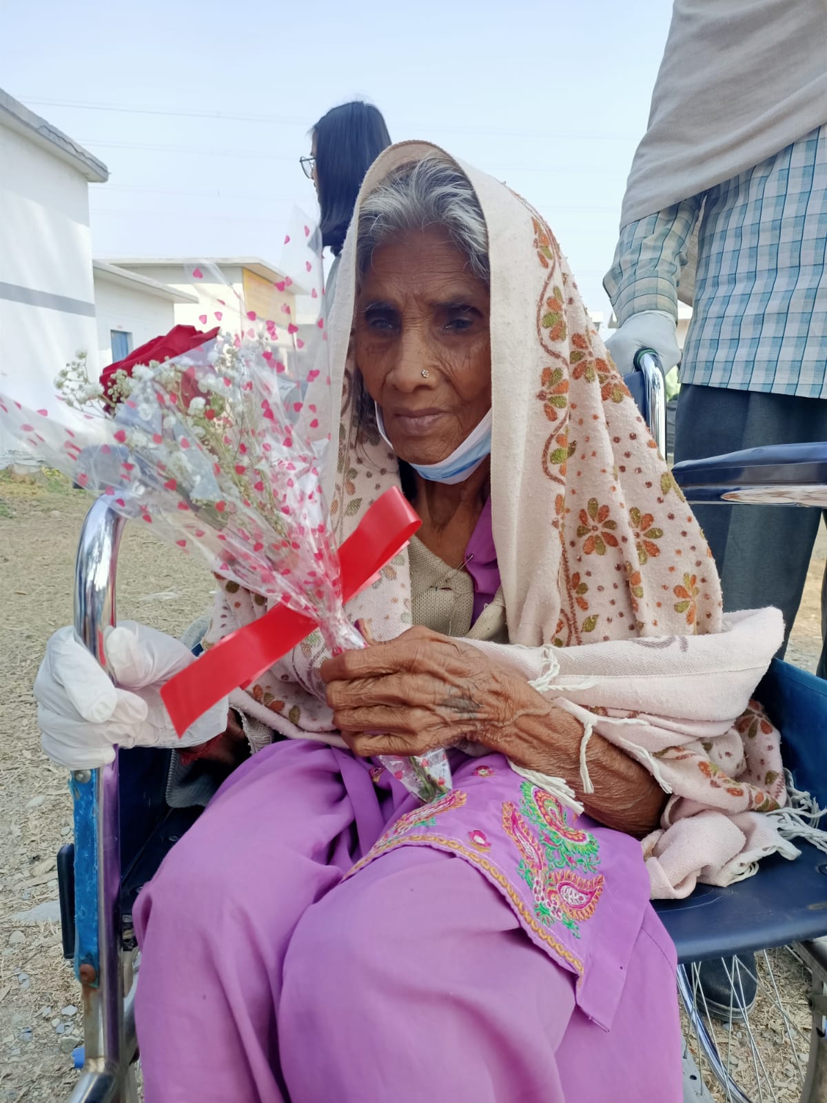 106 साल की कांता देवी के मतदान केंद्र पहुंचने पर मतदान कर्मियों ने उन्हें फूलों का बुके देकर स्वागत किया।