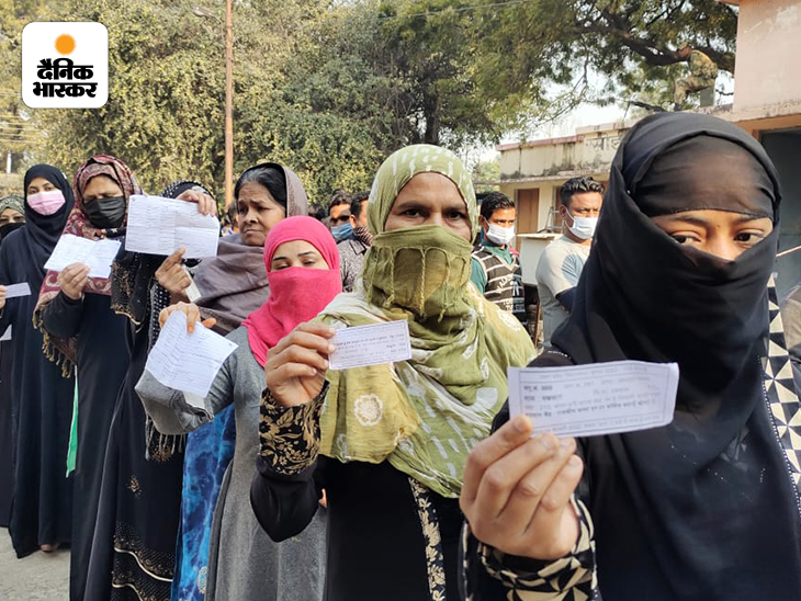 बदायूं के राजकीय कन्या इंटर कॉलेज बूथ पर बुर्का पहनकर वोट डालने पहुंचीं महिला वोटर्स।