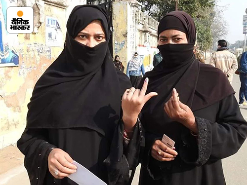 मतदान के बाद हाथ पर लगी स्याही दिखलाती मुस्लिम वोटर्स।
