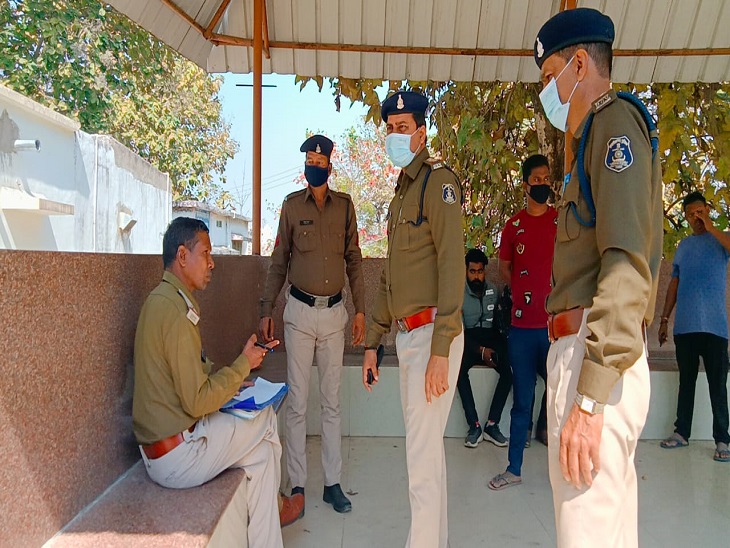 खबर मिलने पर पुलिस भी पहुंची।