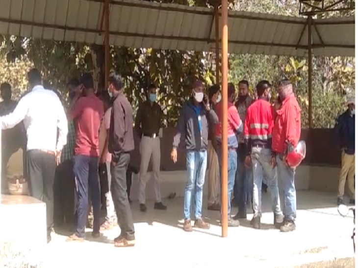 कर्मचारियों ने प्रबंधन पर लापरवाही का आरोप लगाया है।