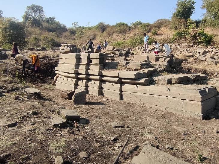 1000 साल पुराने शिव मंदिर का गर्भगृह मिला:उज्जैन में भोपाल की पुरातत्व विभाग की टीम कर रही खुदाई; परमार कालीन मंदिर के शिलालेख भी मिले 3 खुदाई के दौरान मिले मंदिर की लंबाई करीब 15 मीटर है।