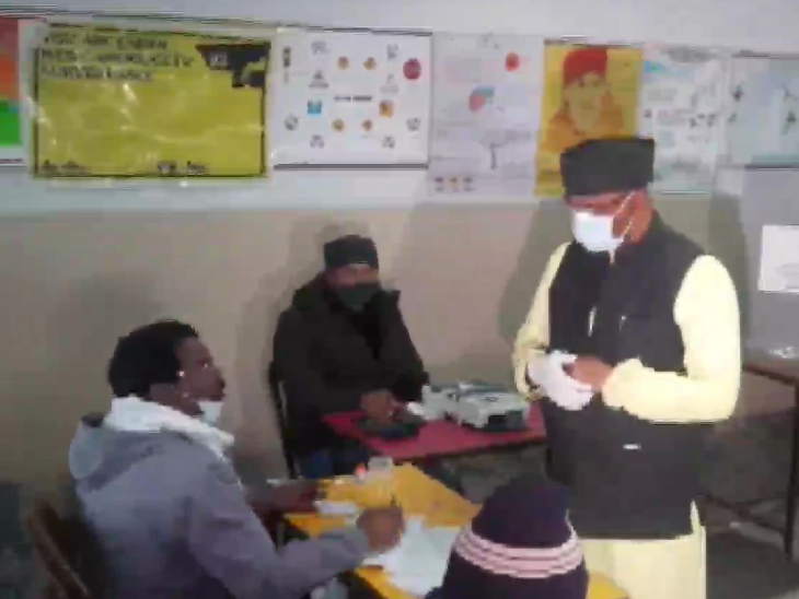 वोट डालते समय पूर्व CM त्रिवेंद्र सिंह रावत ने निर्वाचन कर्मचारियों से हाल-चाल भी पूछा।