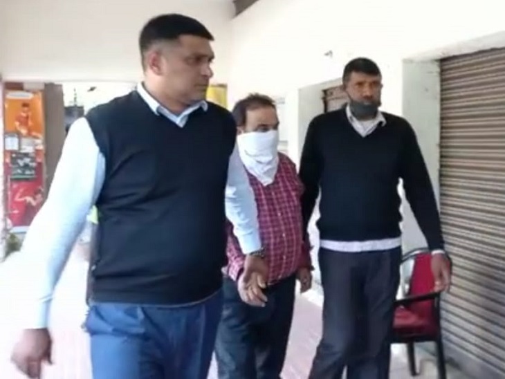स्टेट विजिलेंस ने भ्रष्टाचारियों पर शिकंजा:: ठेकेदार का बिल पास करने के बदले 1.40 लाख रुपए रिश्वत लेते नगर निगम के सुपरिटेंडिंग इंजीनियर व क्लर्क रंगे हाथ गिरफ्तार 3 निगम एसई को पकड़कर ले जाती विजिलेंस की टीम