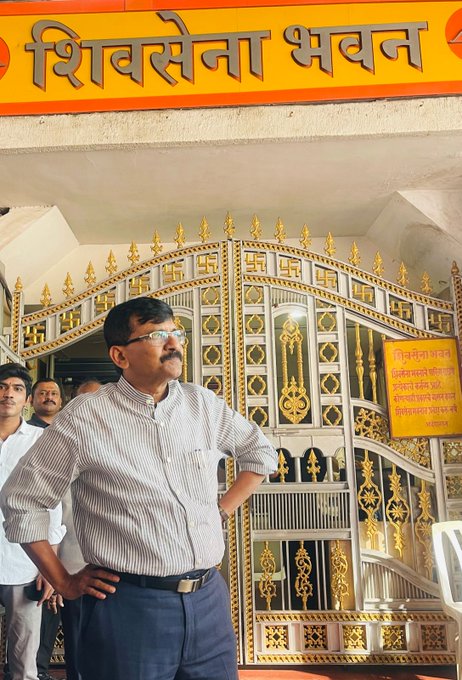 प्रेस-कॉन्फ्रेंस से पहले शिवसेना भवन के सामने की तस्वीर सोशल मीडिया में पोस्ट कर संजय राउत ने कहा,'जय महाराष्ट्र'