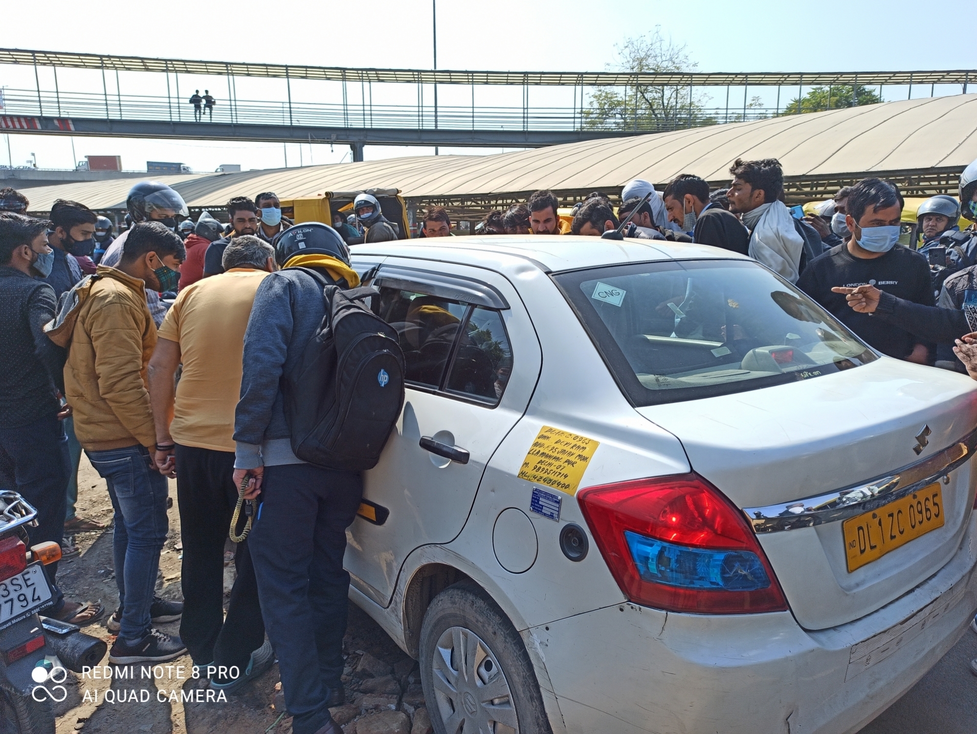 इसी टैक्सी के चालक को महिला ने चाकू मारा है।