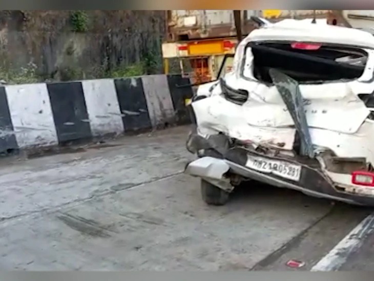 हादसे में मारे गए लोग कार में सवार थे, कार पर दो तरफ से लगी टक्कर में इनकी जान गई।