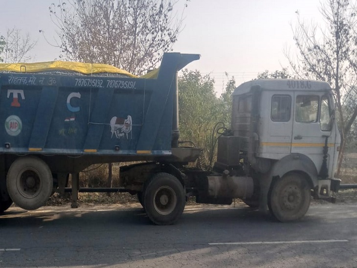 इसी डंपर ने मारी युवक को टक्कर