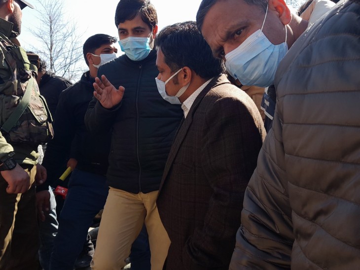 अनंतनाग के जिलाधिकारी पीयूष सिंगला ने मौके पर जाकर सिंकहोल का मुआयना किया।