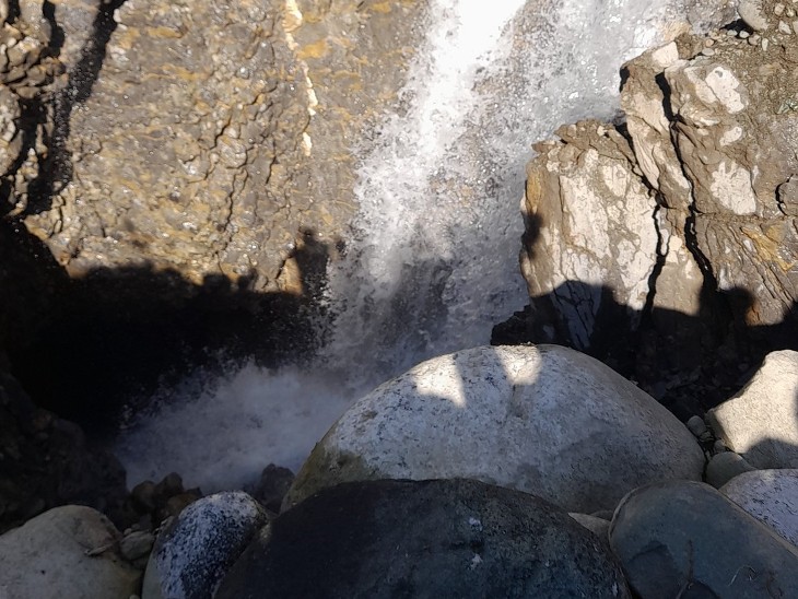 सिंकहोल के कारण नदी का सारा पानी तेजी से जमीन के अंदर समा रहा है।