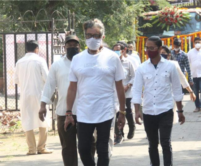 बप्पी लहरी के अंतिम दर्शन के लिए शक्ति कपूर श्मशान घाट पहुंचे।