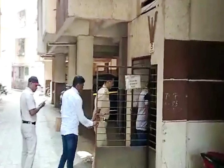 काफी खोजने के बाद पुलिस को महिला का शव घर के अंदर से बरामद हुआ।