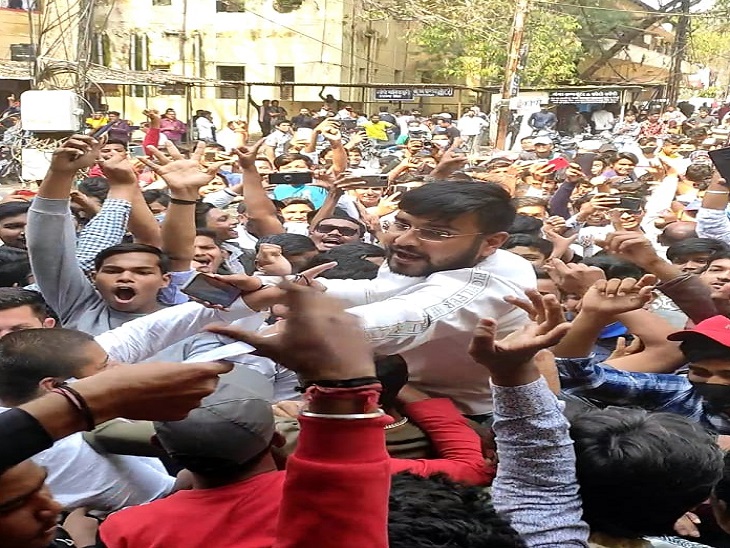 NSUI gheraoed DEO office, officer said only board exams will be offline, students jump with