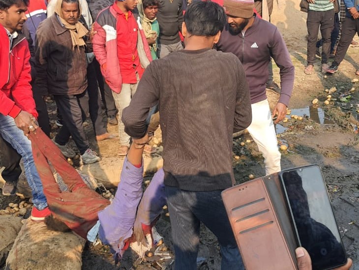 शव को बाहर निकालते लोग।