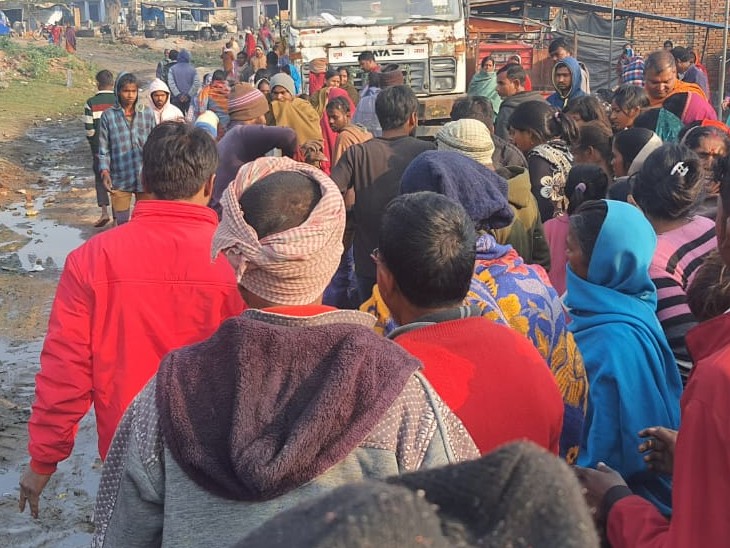 दुर्घटना के बाद मौके पर जुटे लोग।