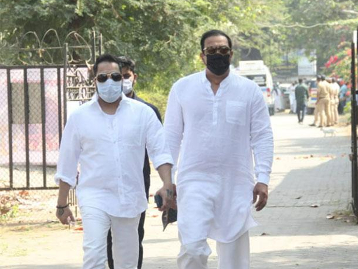 मीका सिंह और बिंदु दारा सिंह श्मशान घाट बप्पी दा के अंतिम दर्शन के लिए पहुंचे।