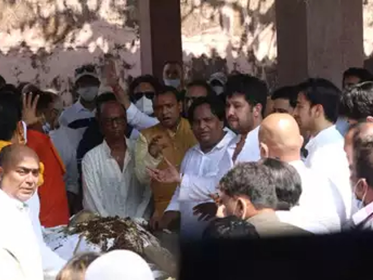 बेटे बप्पा ने पिता बप्पी लहरी की पार्थिव देह को दी मुखाग्नि।