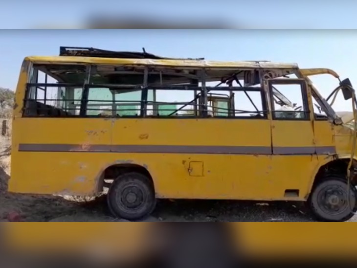 हादसे में बस पूरी तरीके से क्षतिग्रस्त हो गई।