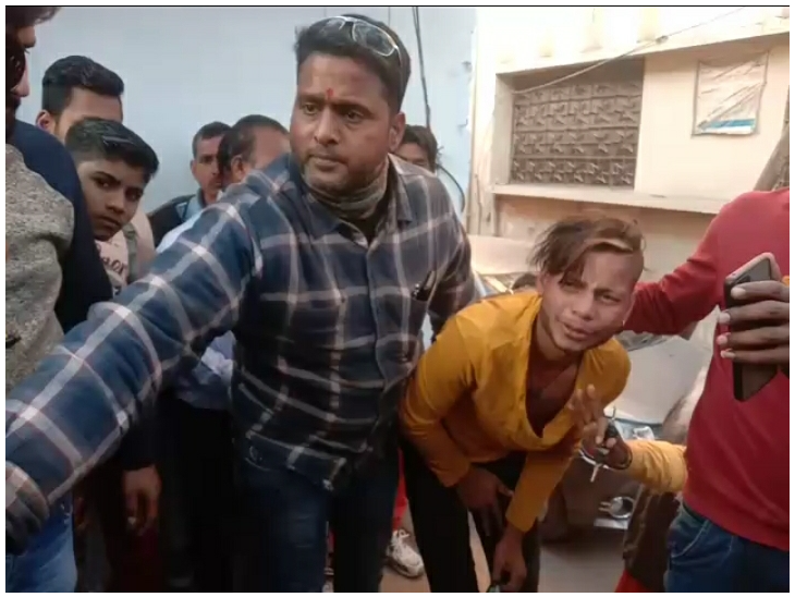बजरंग दल के कार्यकर्ताओं ने आरोपी राहुल गुजराती की पिटाई कर दी। फिर उसे पुलिस के हवाले कर दिया।
