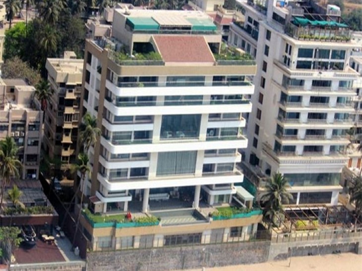 यह बंगला मुंबई के जुहू इलाके में समुद्र किनारे बना है। आरोप है कि इसे कोस्टल नियमों के खिलाफ बनाया गया है। - Dainik Bhaskar