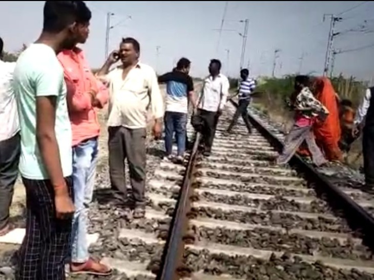 65 year old woman carrying wood got hit by train crossing railway track,  died | ट्रेन की चपेट में आने से वृद्धा की मौत: लकड़ियां लेकर आ रही 65 साल की  वृद्धा