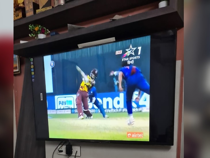 Neighbors also reached Ravi's house in the last over. There was a celebration after winning the match. Ravi's mother Shivri Devi was keeping track of his every ball.