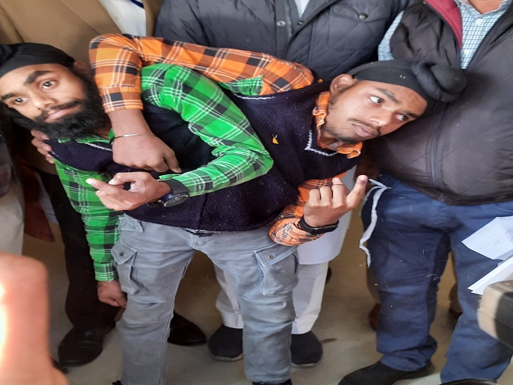 वोट डालने पहुंचे सोहना-मोहना।