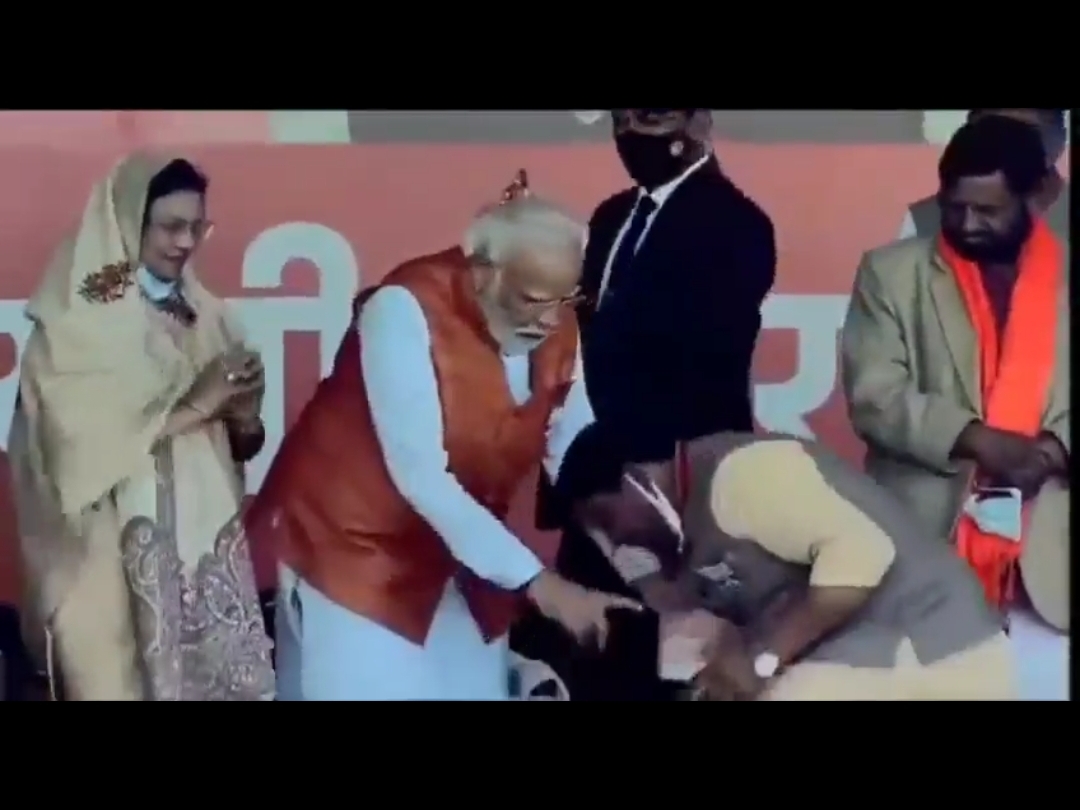 PM Modi touched the feet of BJP District President in Unnao