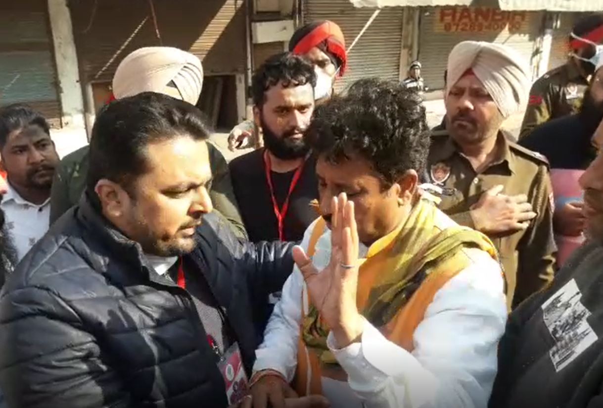 कांग्रेस के कार्यकर्ता और आम आदमी पार्टी के सेंट्रल हलके से प्रत्याशी रमन अरोड़ा आपस में बहस करते हुए।