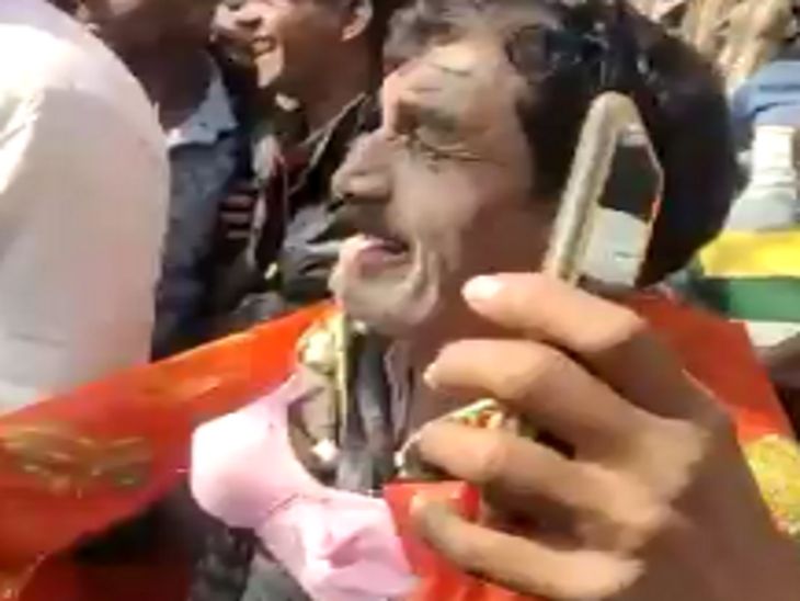 राजगढ़ में शादी का यह वीडियो वायरल हो रहा है, जिसमें पुरुष साड़ी पहनकर डांस कर रहे हैं।