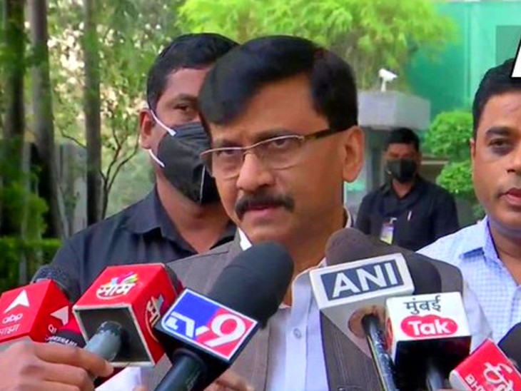 सोमवार को संजय राउत ने कहा कि हम सभी आगे हैदराबाद और अन्य किसी स्थान पर मिलकर बातचीत करेंगे और रास्ता तय करेंगे कि क्या करना है। - Dainik Bhaskar